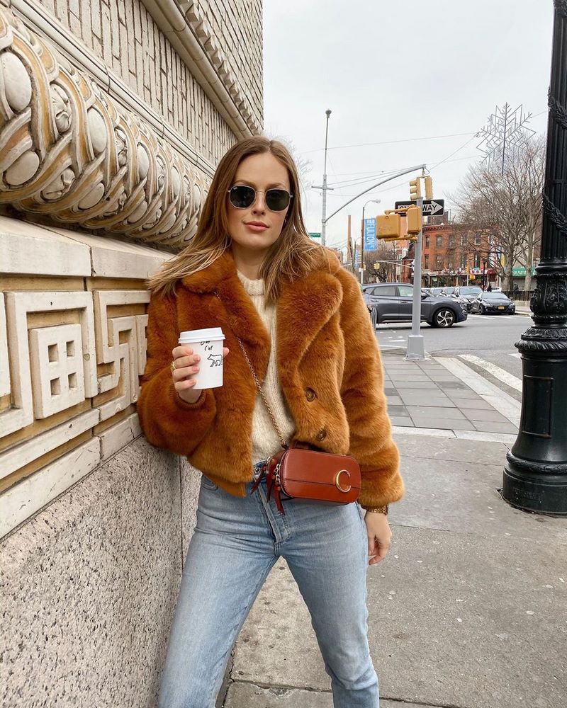 Трендовые шубы 2026 — модные луки на фото