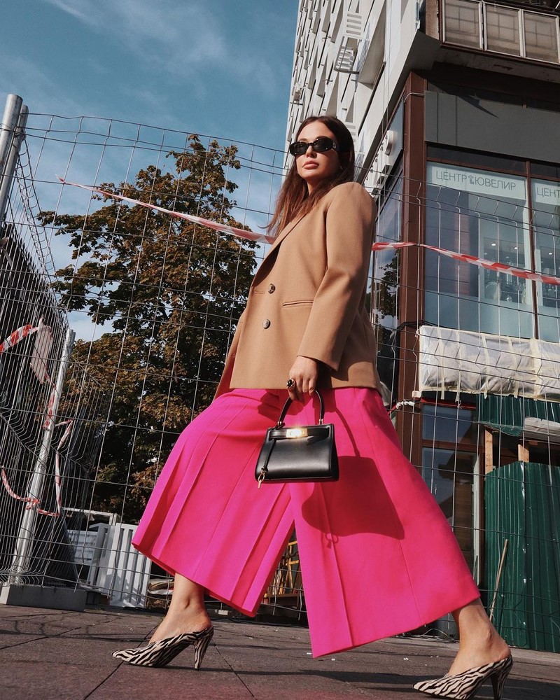 Изумительные брюки весна-лето 2026: топ-10 трендов, новые и свежие образы с брюками