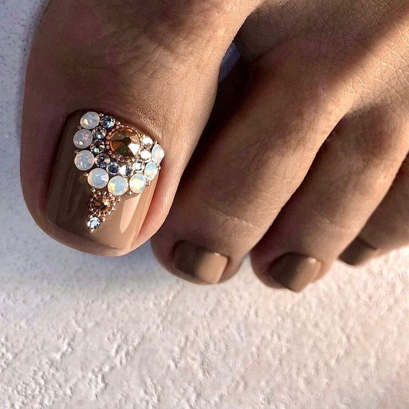 Модный педикюр 2026: дизайны и тенденции — фото