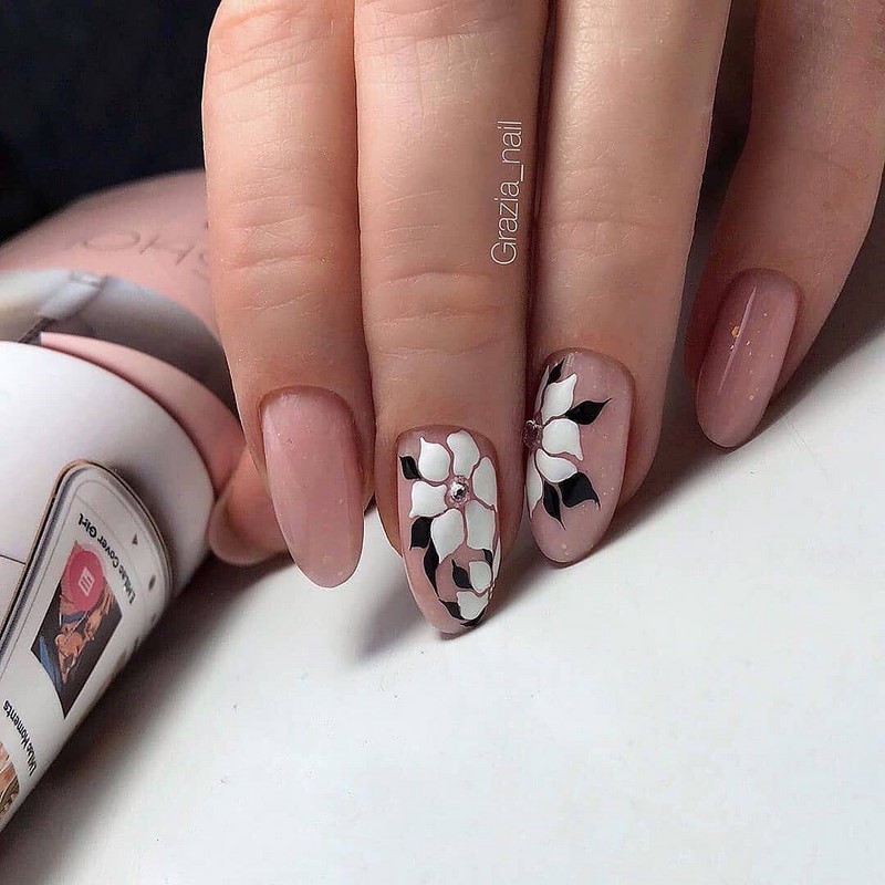 Цветочный маникюр 2026: фото, идеи маникюра с цветами