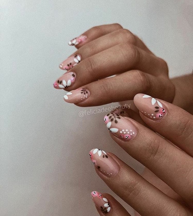 Цветочный маникюр 2026: фото, идеи маникюра с цветами