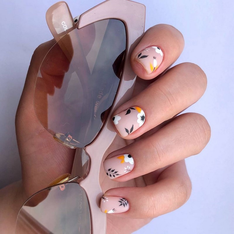 Цветочный маникюр 2026: фото, идеи маникюра с цветами