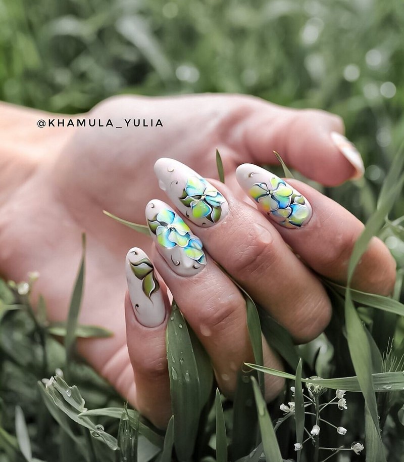 Цветочный маникюр 2026: фото, идеи маникюра с цветами