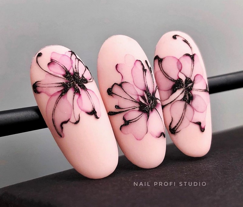 Цветочный маникюр 2026: фото, идеи маникюра с цветами