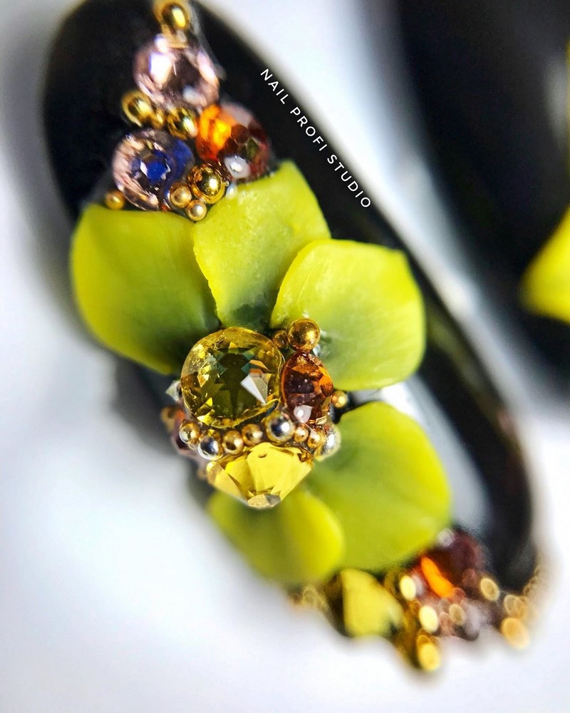 Цветочный маникюр 2026: фото, идеи маникюра с цветами