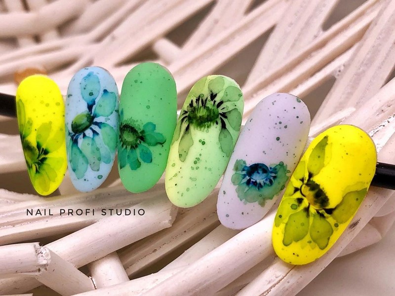 Цветочный маникюр 2026: фото, идеи маникюра с цветами