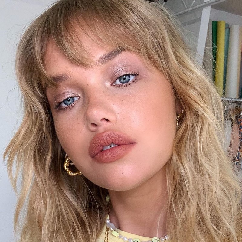 Самые модные челки 2026: фото стрижек с челкой