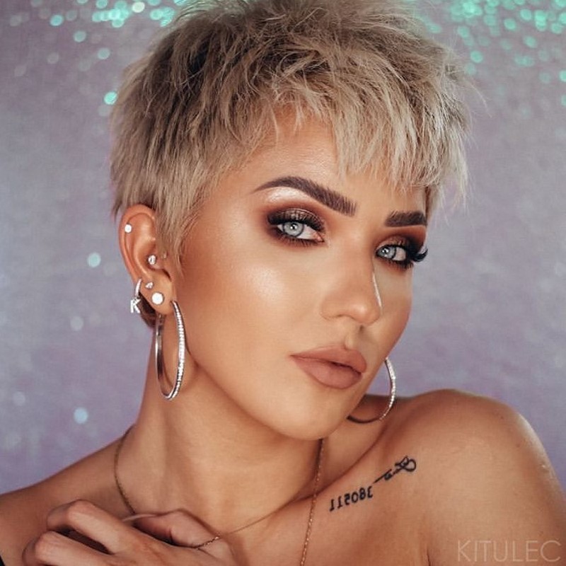 Самые модные челки 2026: фото стрижек с челкой