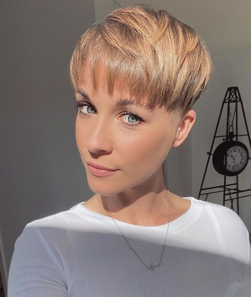 Самые модные челки 2026: фото стрижек с челкой