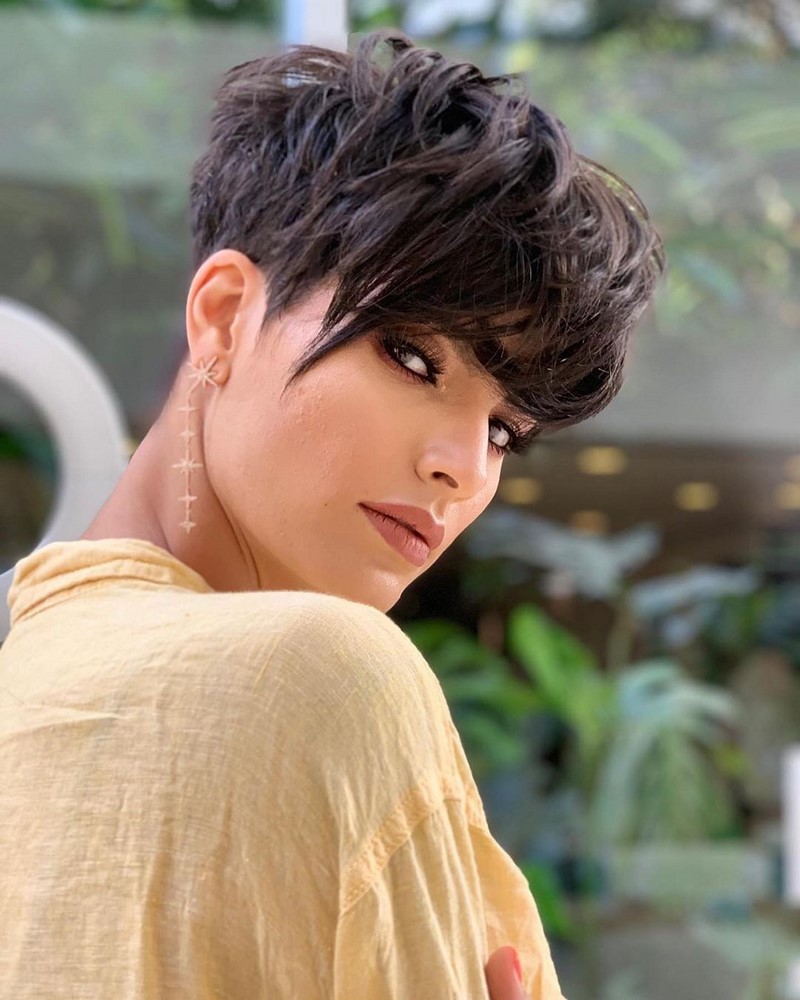 Самые модные челки 2026: фото стрижек с челкой