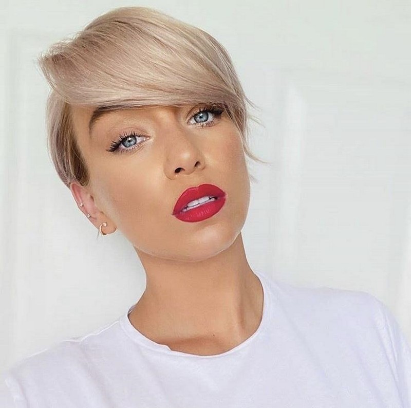 Самые модные челки 2026: фото стрижек с челкой