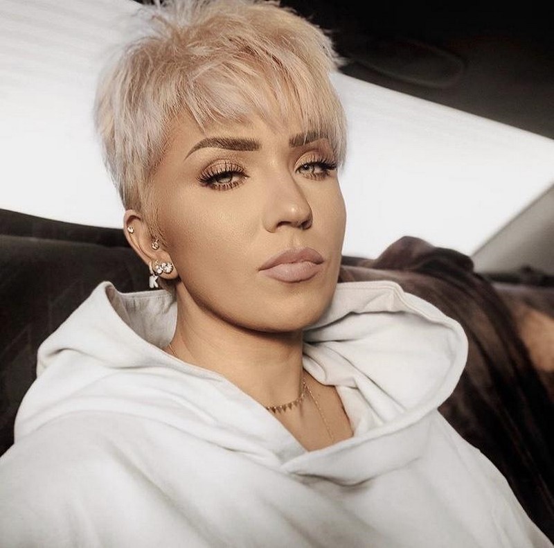 Самые модные челки 2026: фото стрижек с челкой