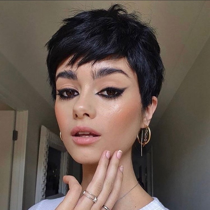 Самые модные челки 2026: фото стрижек с челкой