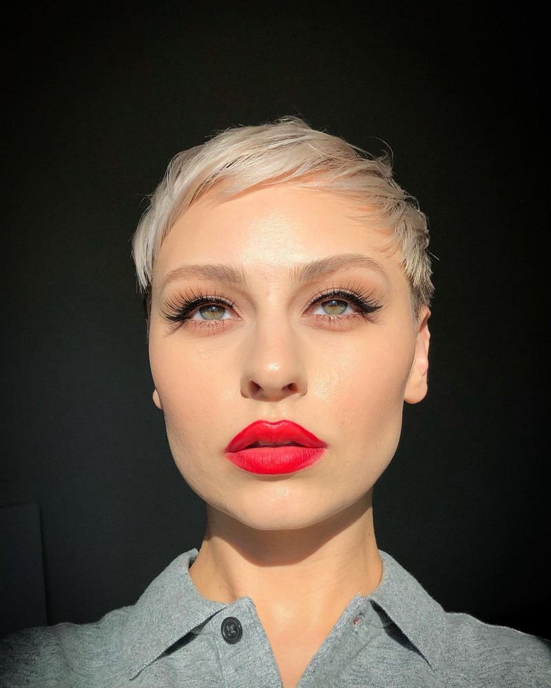 Самые модные челки 2026: фото стрижек с челкой