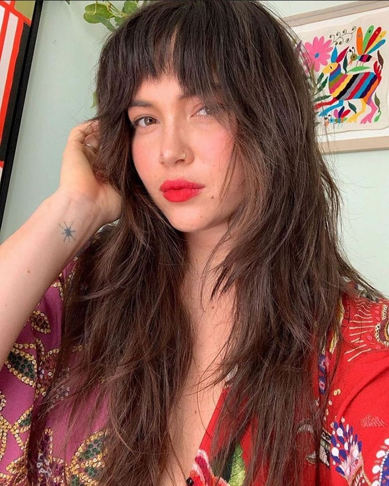 Самые модные челки 2026: фото стрижек с челкой