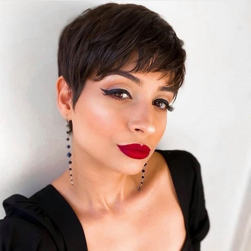 Самые модные челки 2026: фото стрижек с челкой