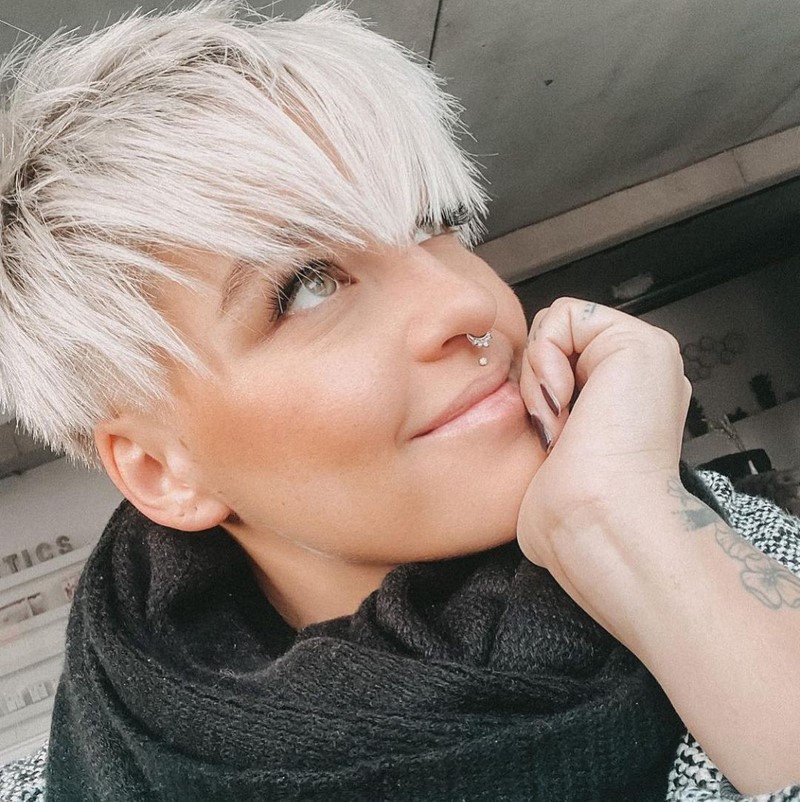 Самые модные челки 2026: фото стрижек с челкой