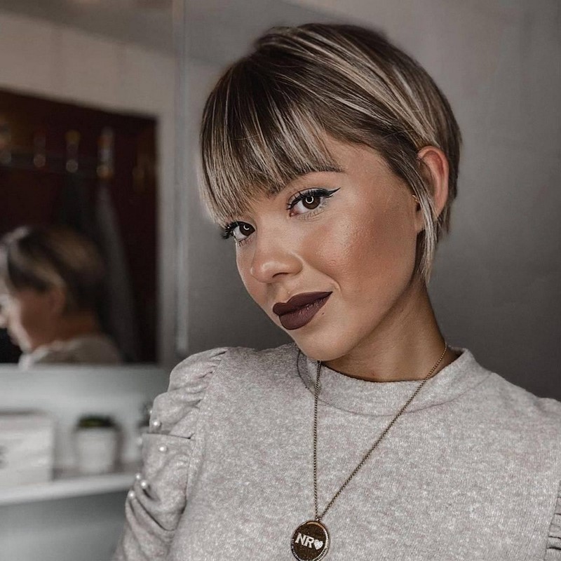 Самые модные челки 2026: фото стрижек с челкой