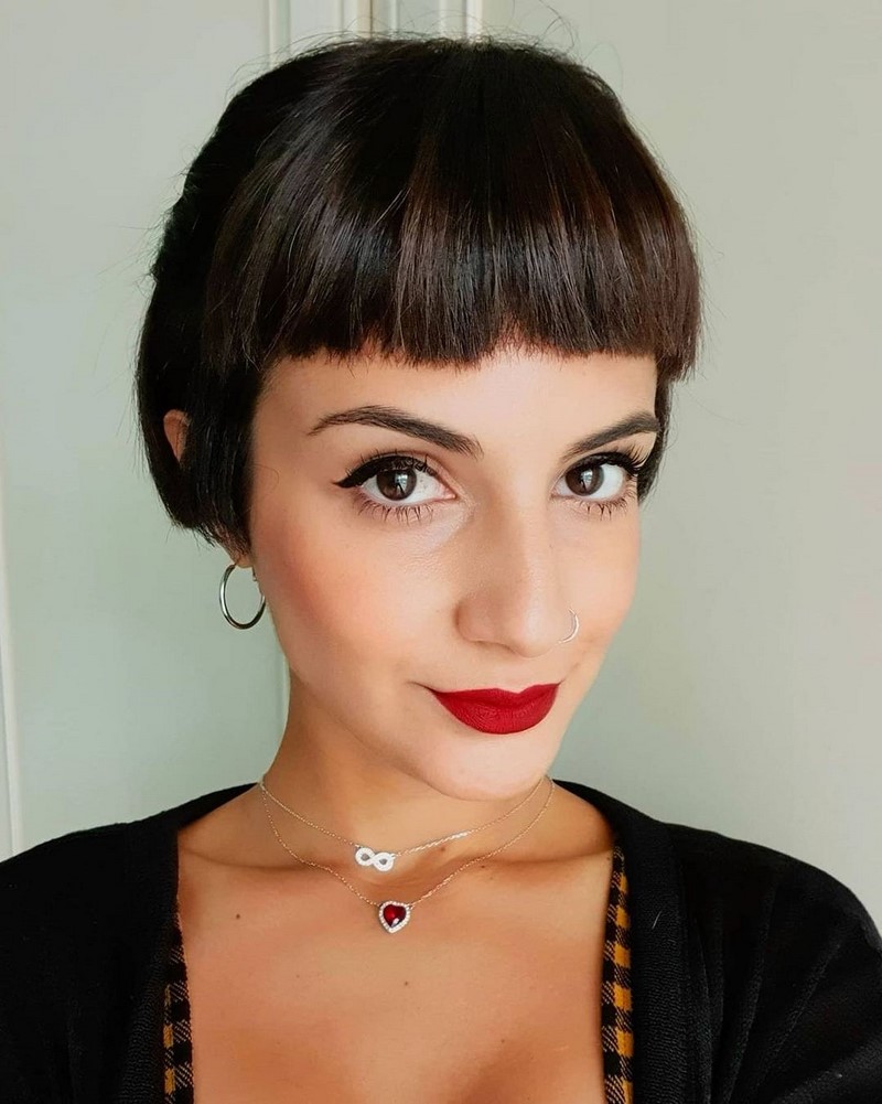 Самые модные челки 2026: фото стрижек с челкой