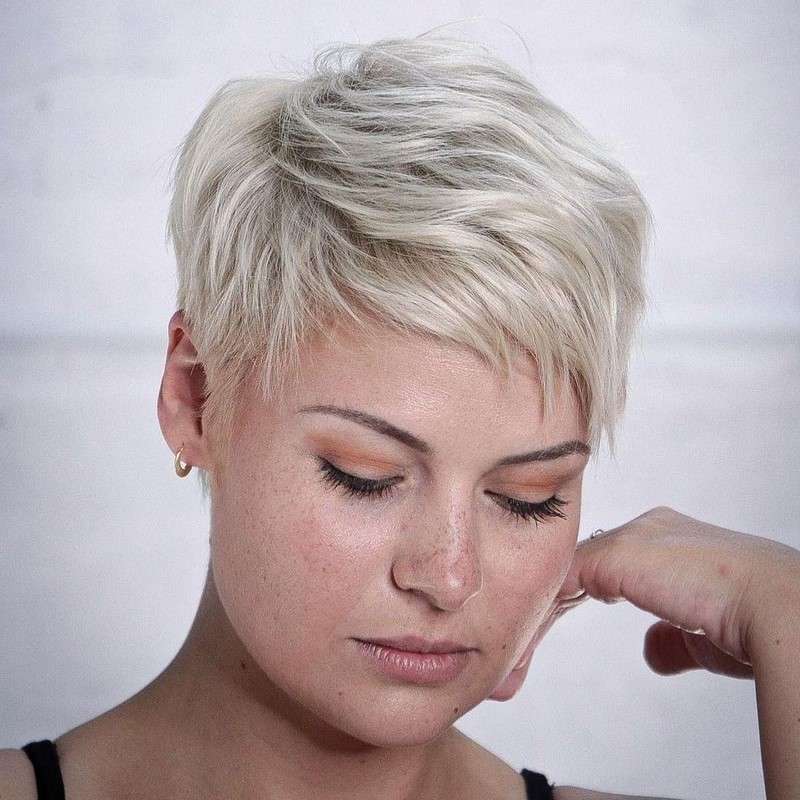 Самые модные челки 2026: фото стрижек с челкой