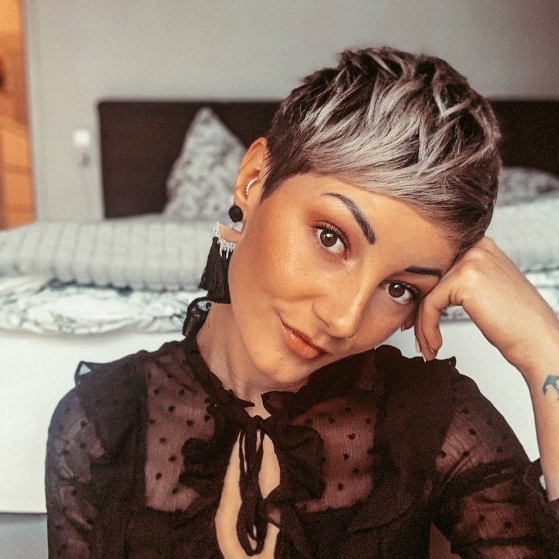 Самые модные челки 2026: фото стрижек с челкой