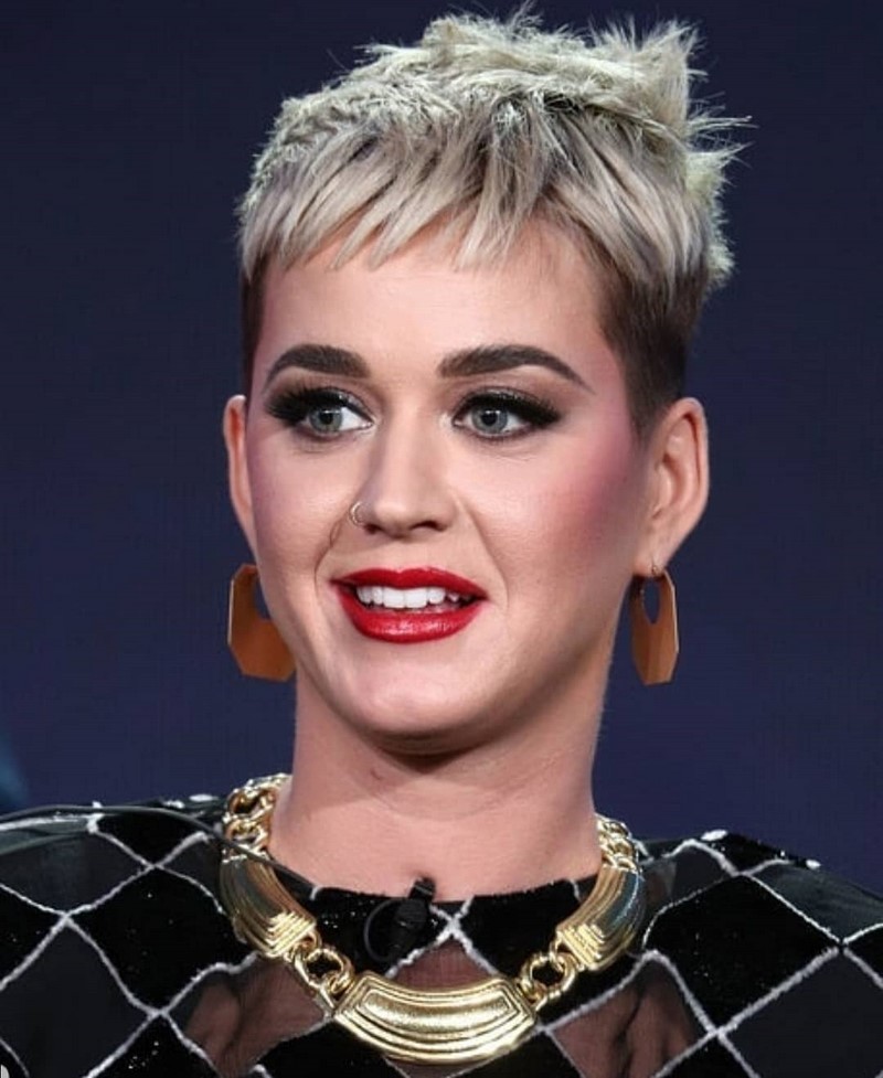 Самые модные челки 2026: фото стрижек с челкой