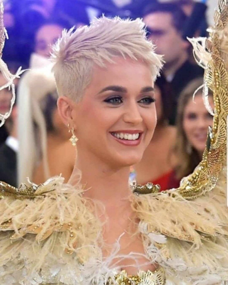 Самые модные челки 2026: фото стрижек с челкой