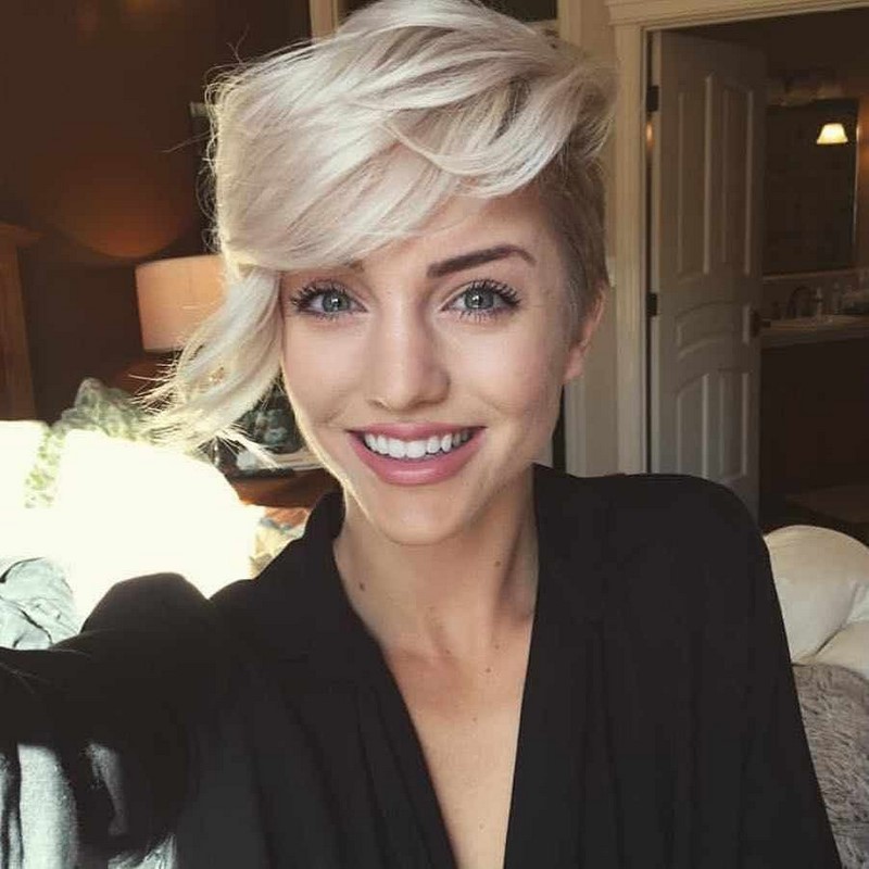 Самые модные челки 2026: фото стрижек с челкой