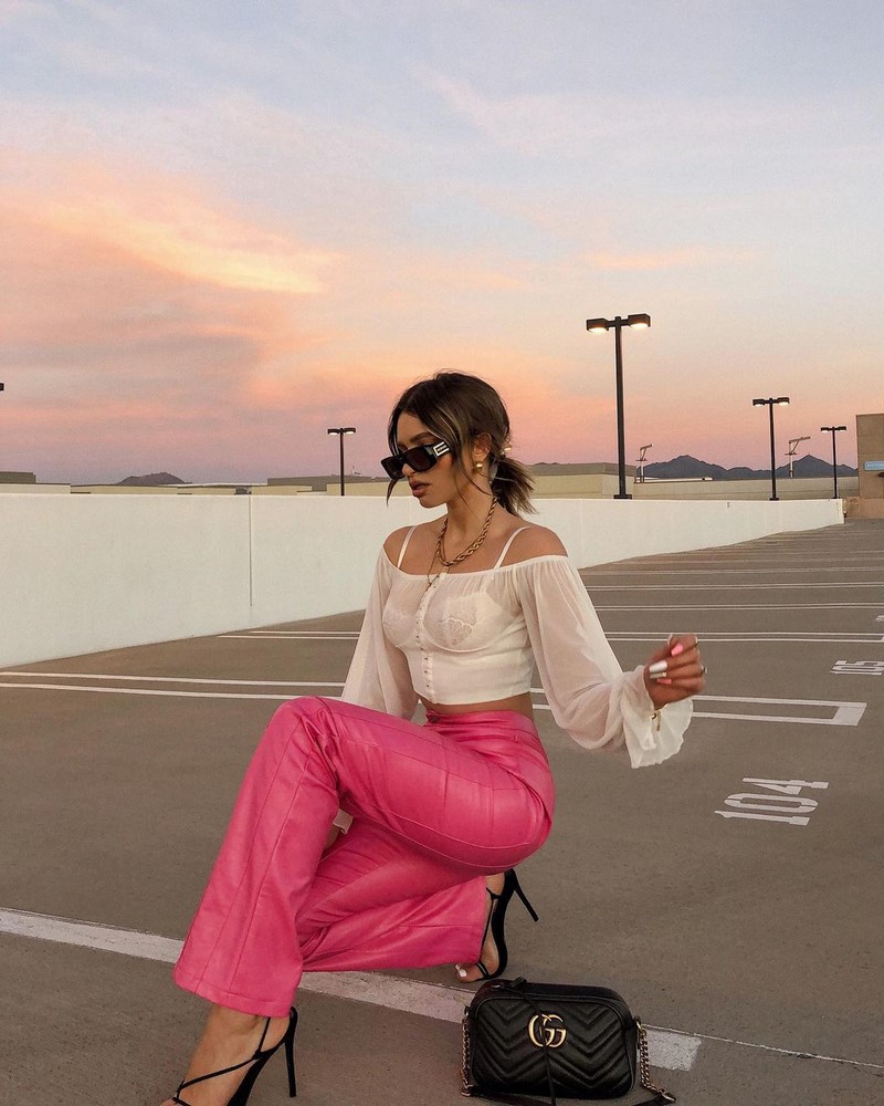 Изумительные брюки весна-лето 2026: топ-10 трендов, новые и свежие образы с брюками