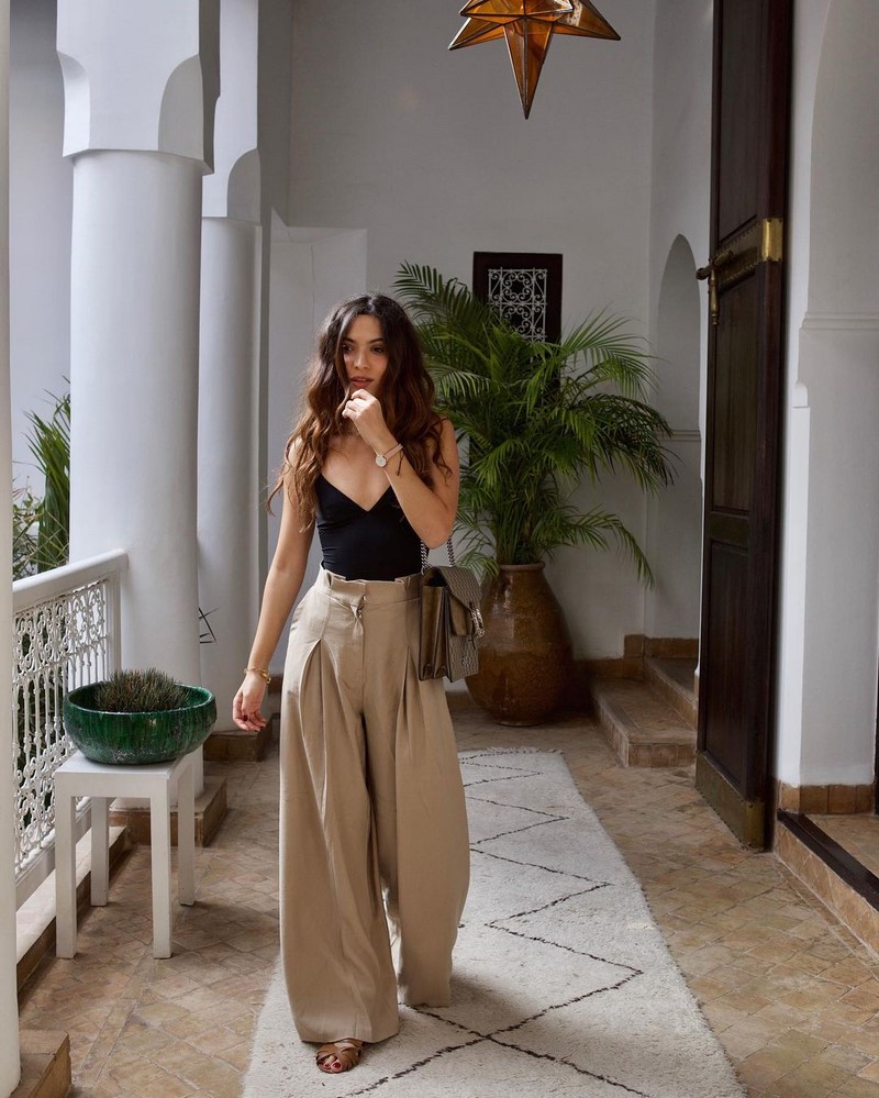 Изумительные брюки весна-лето 2026: топ-10 трендов, новые и свежие образы с брюками