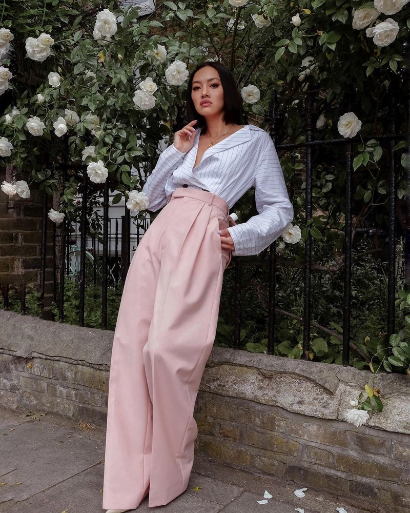 Изумительные брюки весна-лето 2026: топ-10 трендов, новые и свежие образы с брюками