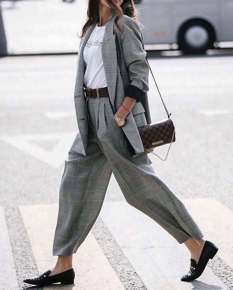 Изумительные брюки весна-лето 2026: топ-10 трендов, новые и свежие образы с брюками