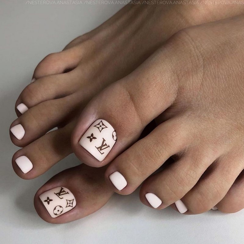 Модный педикюр 2026: дизайны и тенденции — фото