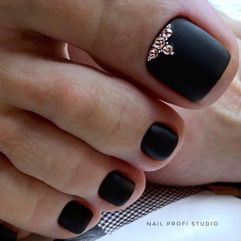 Модный педикюр 2026: дизайны и тенденции — фото