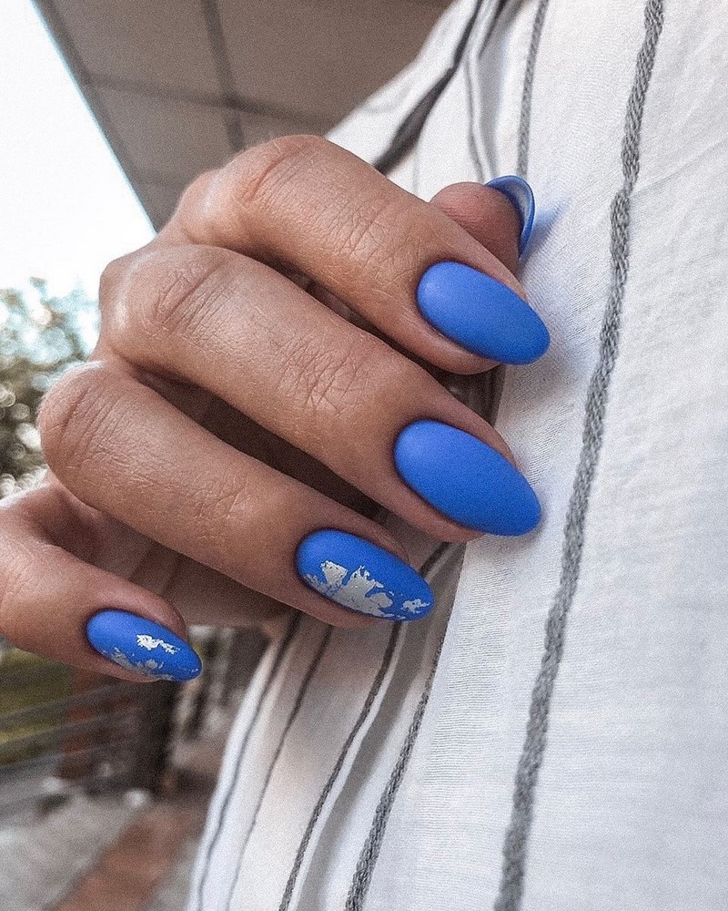 Стильный синий маникюр 2026: идеи, новинки, тенденции