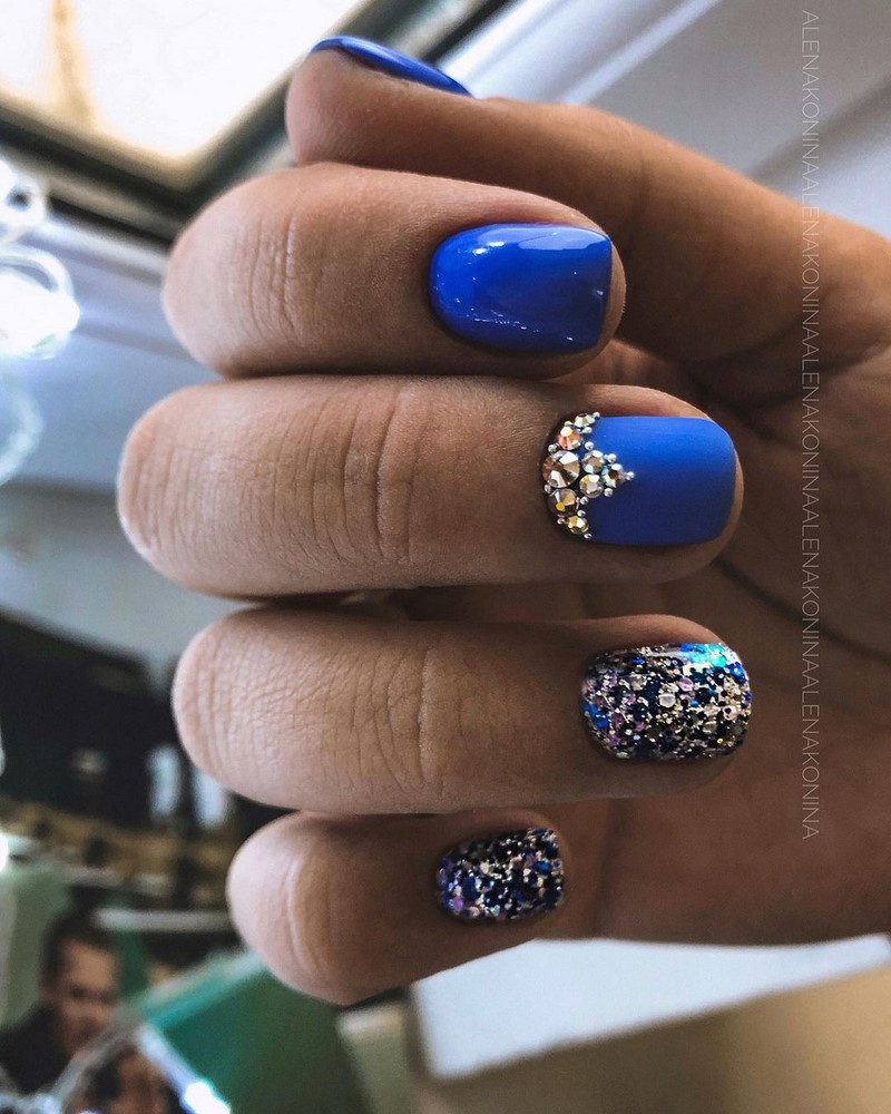 Стильный синий маникюр 2026: идеи, новинки, тенденции