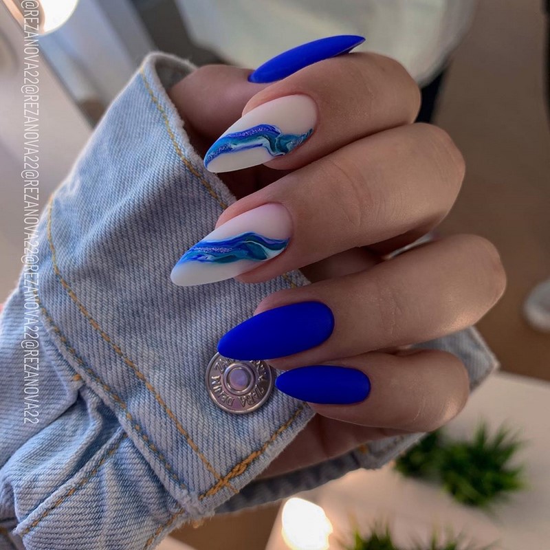 Стильный синий маникюр 2026: идеи, новинки, тенденции