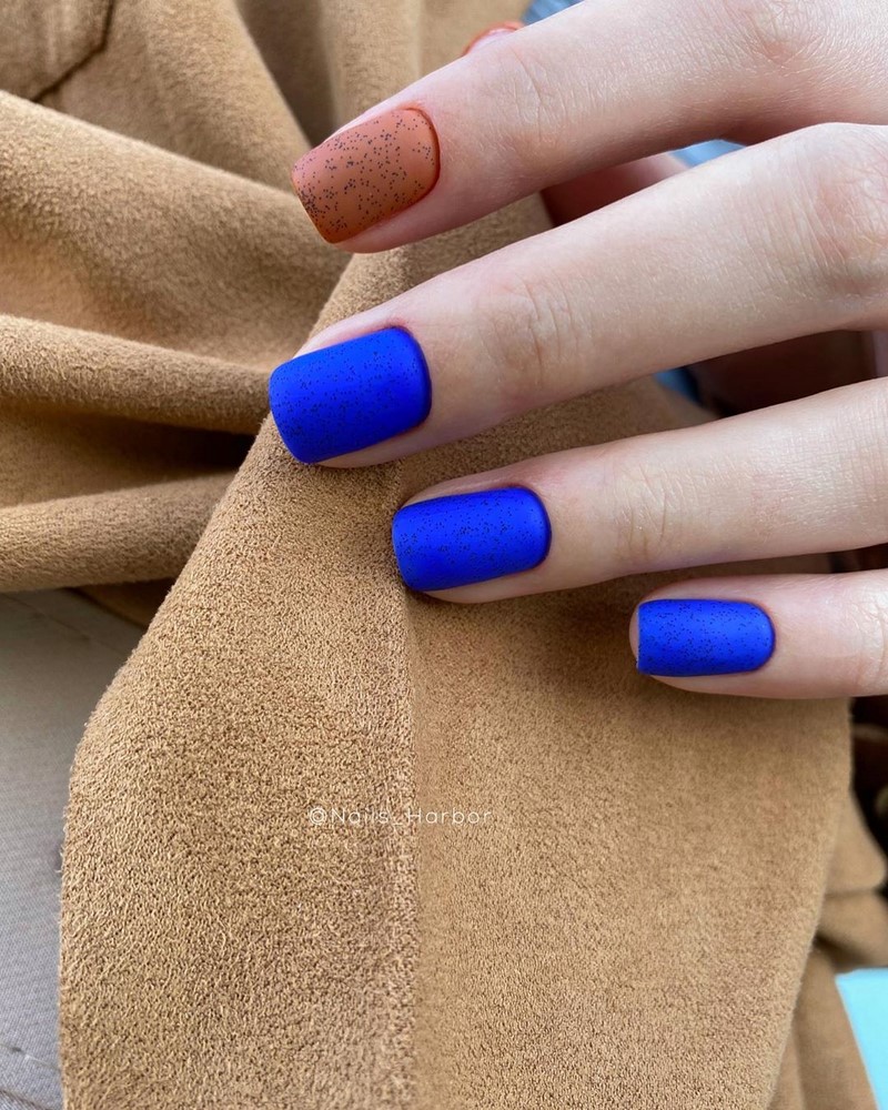 Стильный синий маникюр 2026: идеи, новинки, тенденции