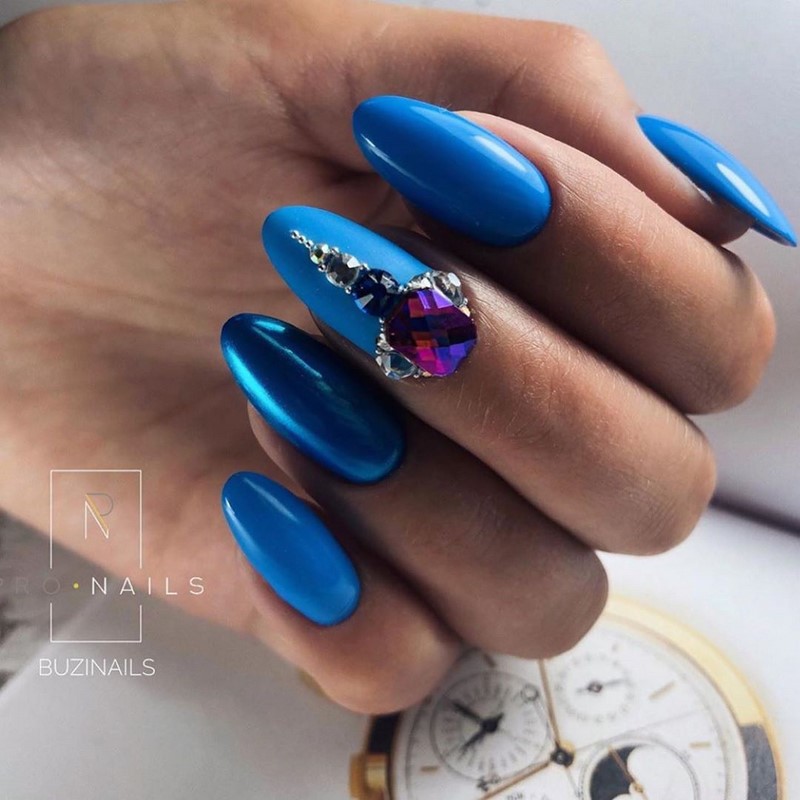 Стильный синий маникюр 2026: идеи, новинки, тенденции