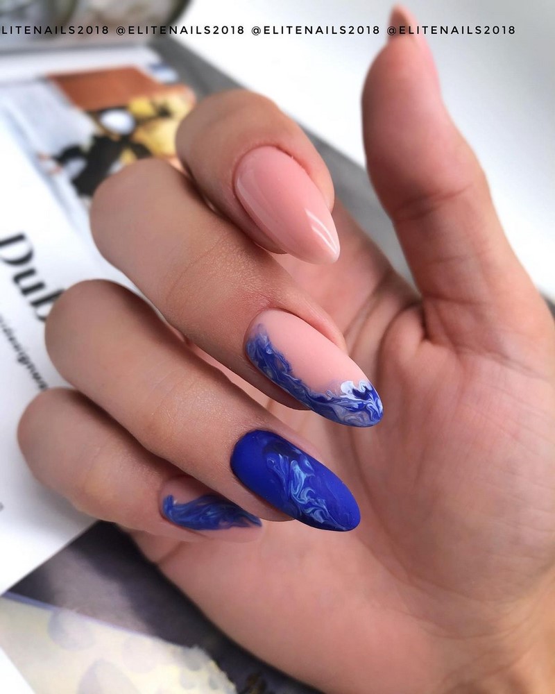 Стильный синий маникюр 2026: идеи, новинки, тенденции