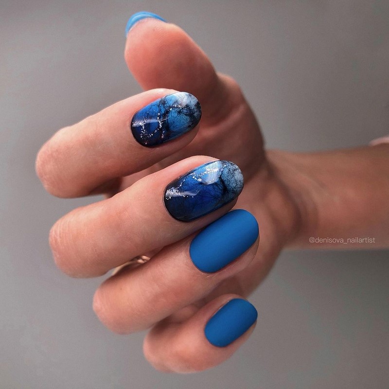Стильный синий маникюр 2026: идеи, новинки, тенденции