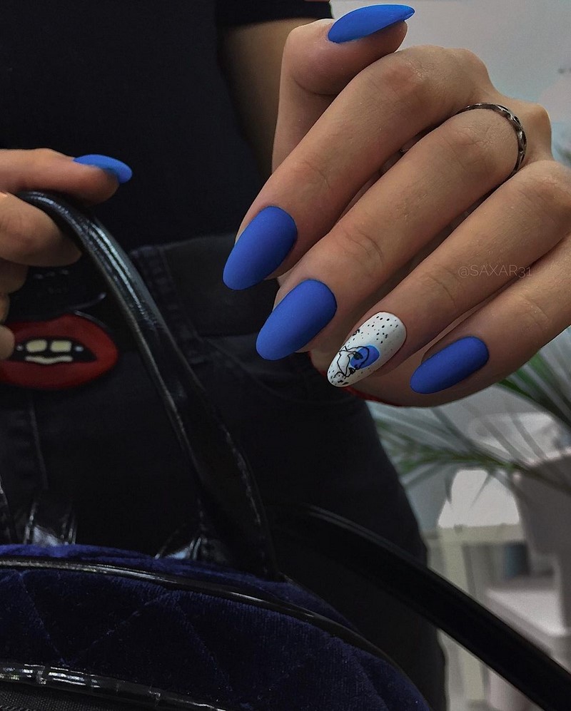 Стильный синий маникюр 2026: идеи, новинки, тенденции