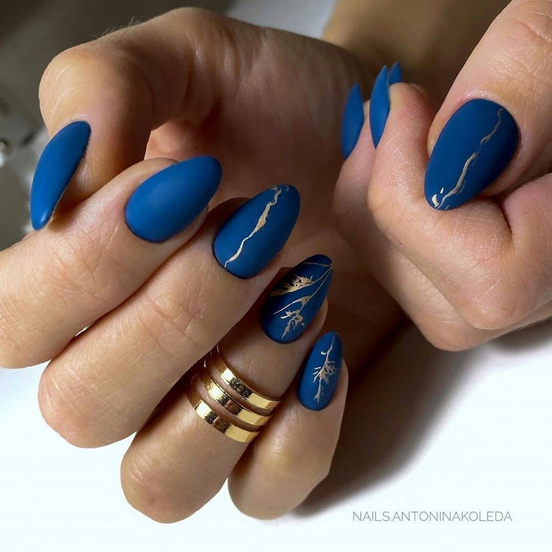 Стильный синий маникюр 2026: идеи, новинки, тенденции