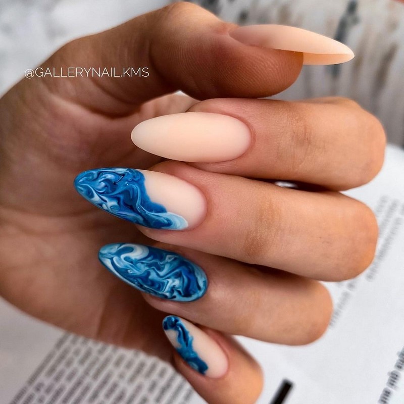 Стильный синий маникюр 2026: идеи, новинки, тенденции