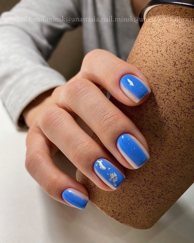 Стильный синий маникюр 2026: идеи, новинки, тенденции