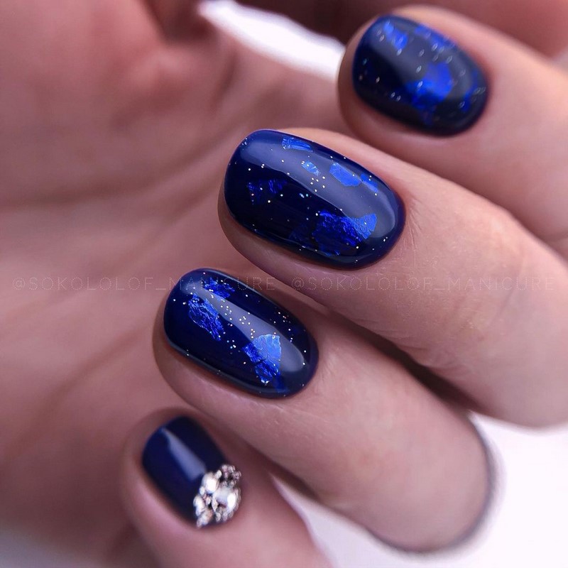 Стильный синий маникюр 2026: идеи, новинки, тенденции