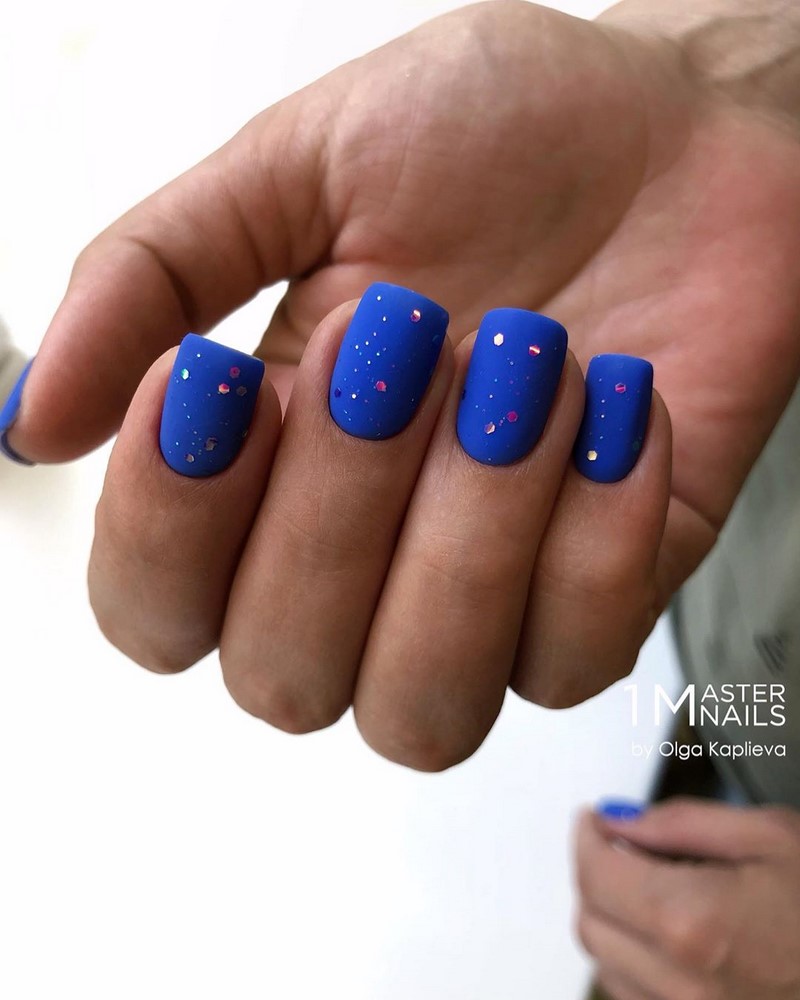 Стильный синий маникюр 2026: идеи, новинки, тенденции