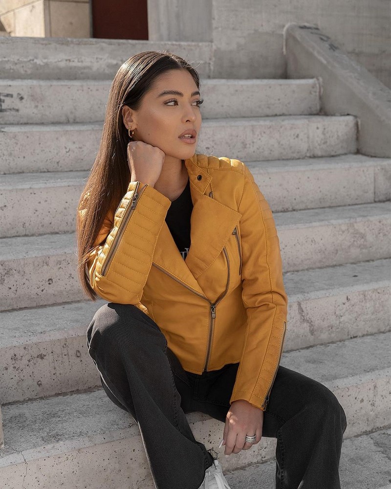 Весенние куртки 2026: модные новинки на фото