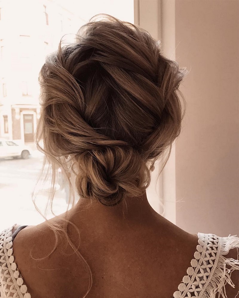 Красивые вечерние прически на выпускной 2026: фото, новинки