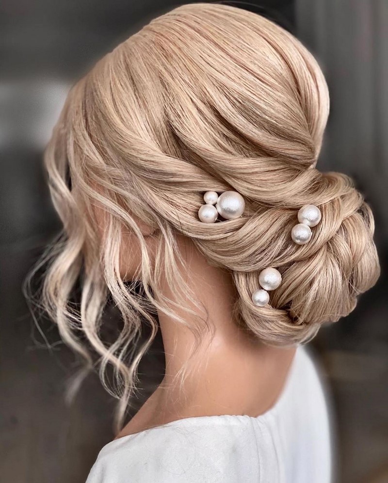 Красивые вечерние прически на выпускной 2026: фото, новинки